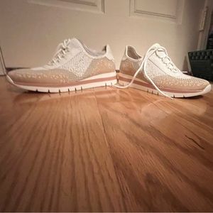 NWOB Soul Naturalizer Charlie Knit White and Tan sneaker Sz 9.5 M